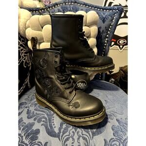 Dr Martens 1460 Vonda Mono Black Embroidered Rose Floral Size 8/EU 39 NWOT